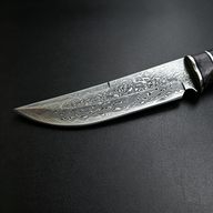 Close-up of Damascus Steel Blade – Showcasing the unique folded forging patterns (water or cloud patterns) and razor-sharp edge.