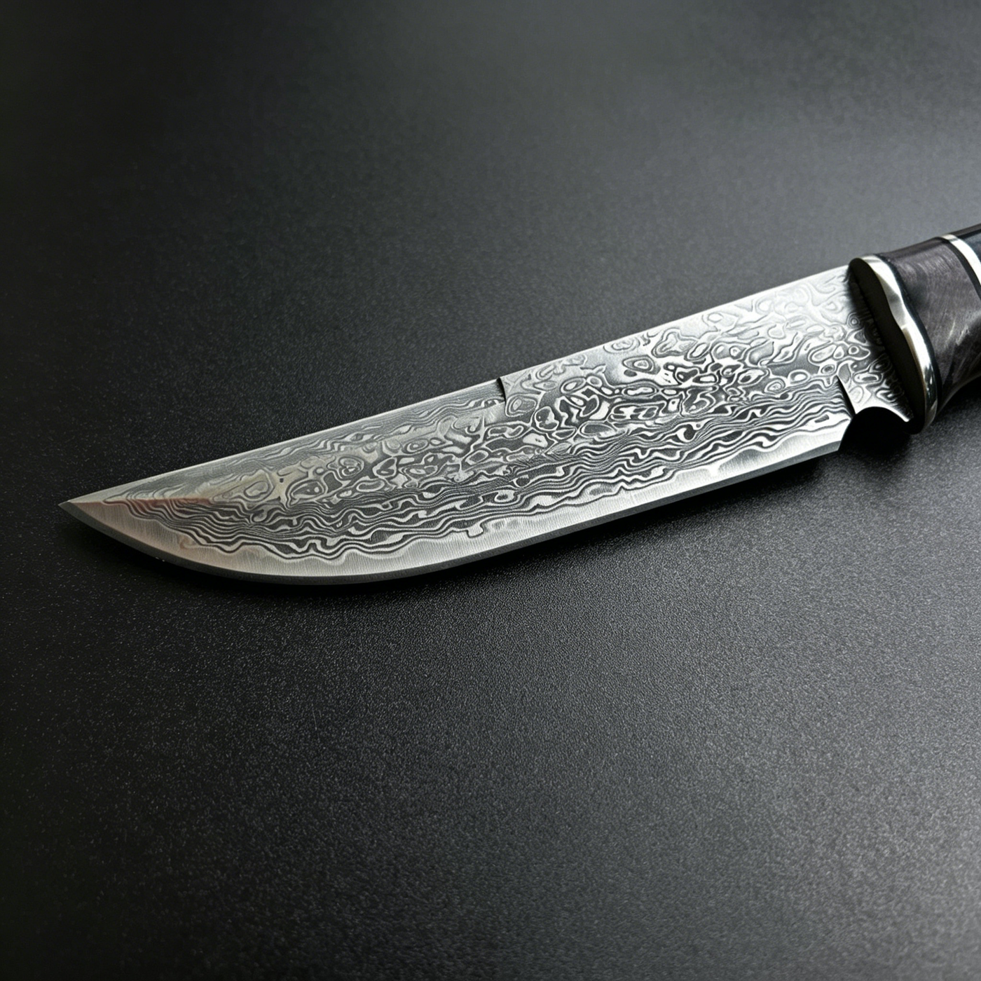 Close-up of Damascus Steel Blade – Showcasing the unique folded forging patterns (water or cloud patterns) and razor-sharp edge.