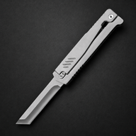All-silver metal gravity knife featuring a gravity-opening mechanism similar to a “radish knife.” The blade is 9 cm long, with a total length of 23 cm. The handle includes anti-slip grooves for a secure grip.