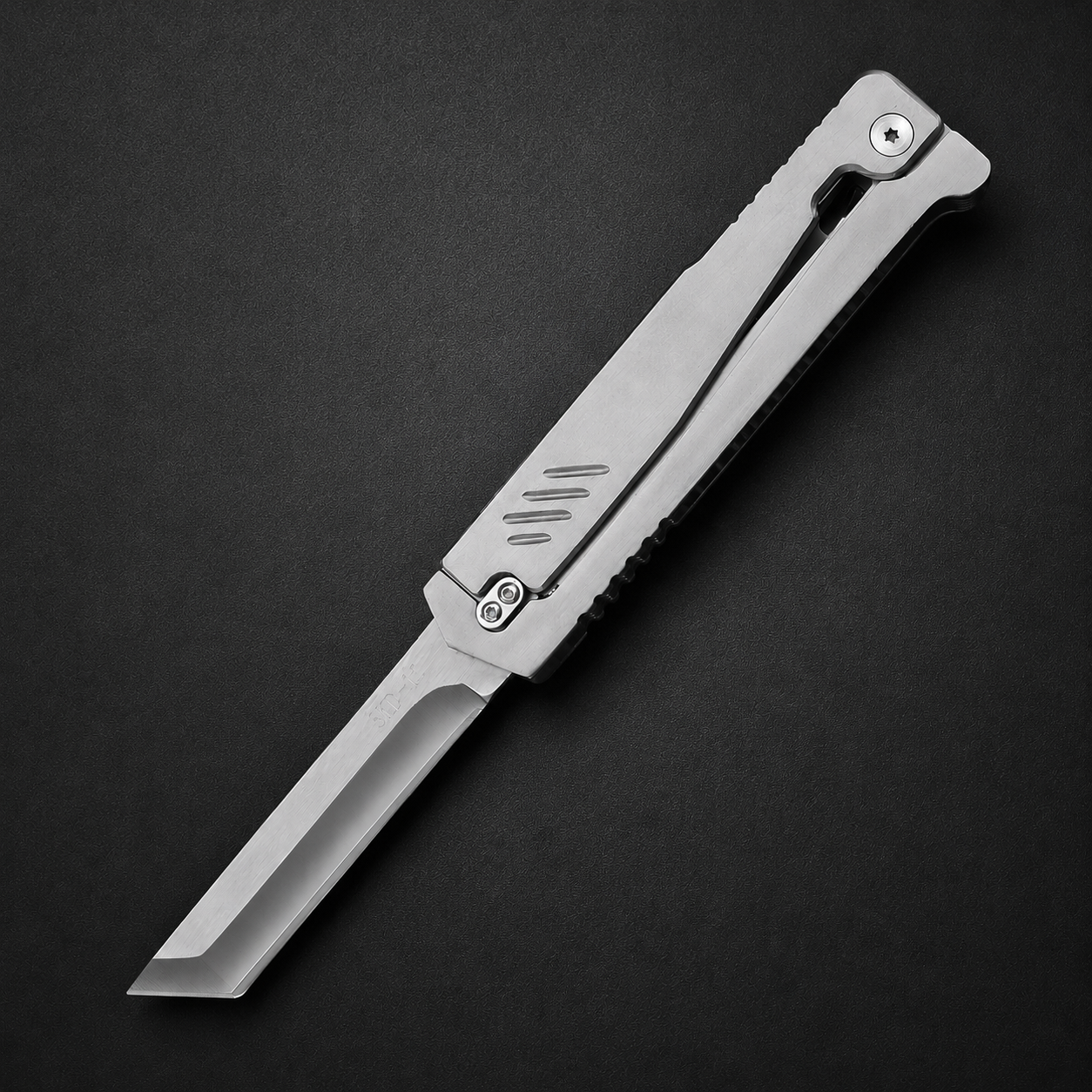 All-silver metal gravity knife featuring a gravity-opening mechanism similar to a “radish knife.” The blade is 9 cm long, with a total length of 23 cm. The handle includes anti-slip grooves for a secure grip.