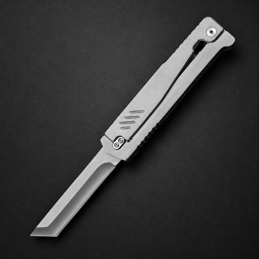 All-silver metal gravity knife featuring a gravity-opening mechanism similar to a “radish knife.” The blade is 9 cm long, with a total length of 23 cm. The handle includes anti-slip grooves for a secure grip.