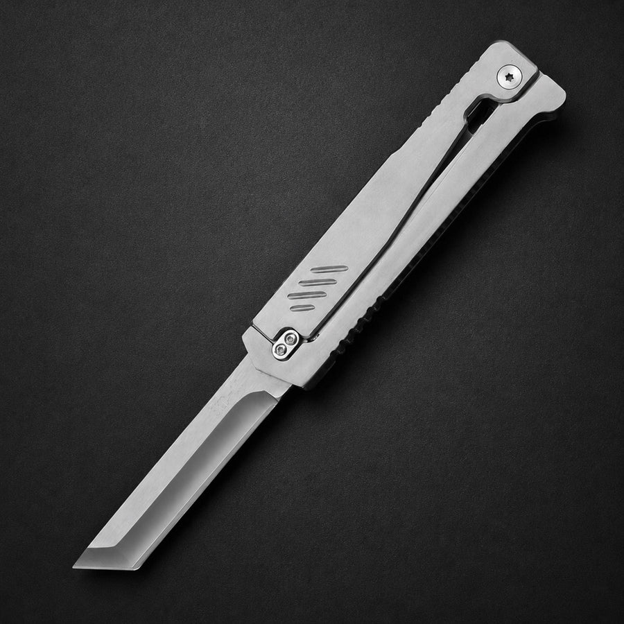 All-silver metal gravity knife featuring a gravity-opening mechanism similar to a “radish knife.” The blade is 9 cm long, with a total length of 23 cm. The handle includes anti-slip grooves for a secure grip.